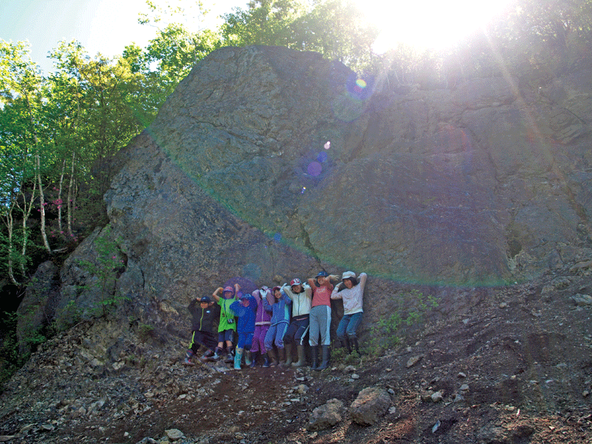 遠軽町白滝地域に位置する黒曜石の巨大露頭