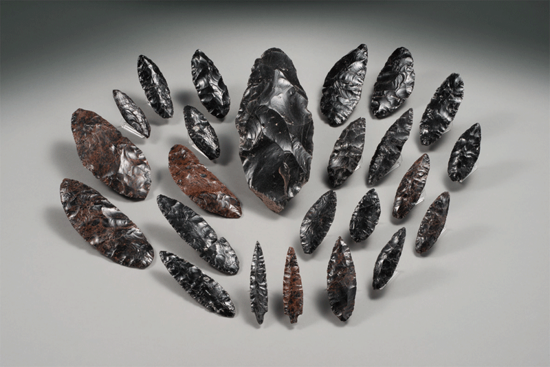 白滝遺跡群から発掘された黒曜石の石器（©佐藤雅彦）