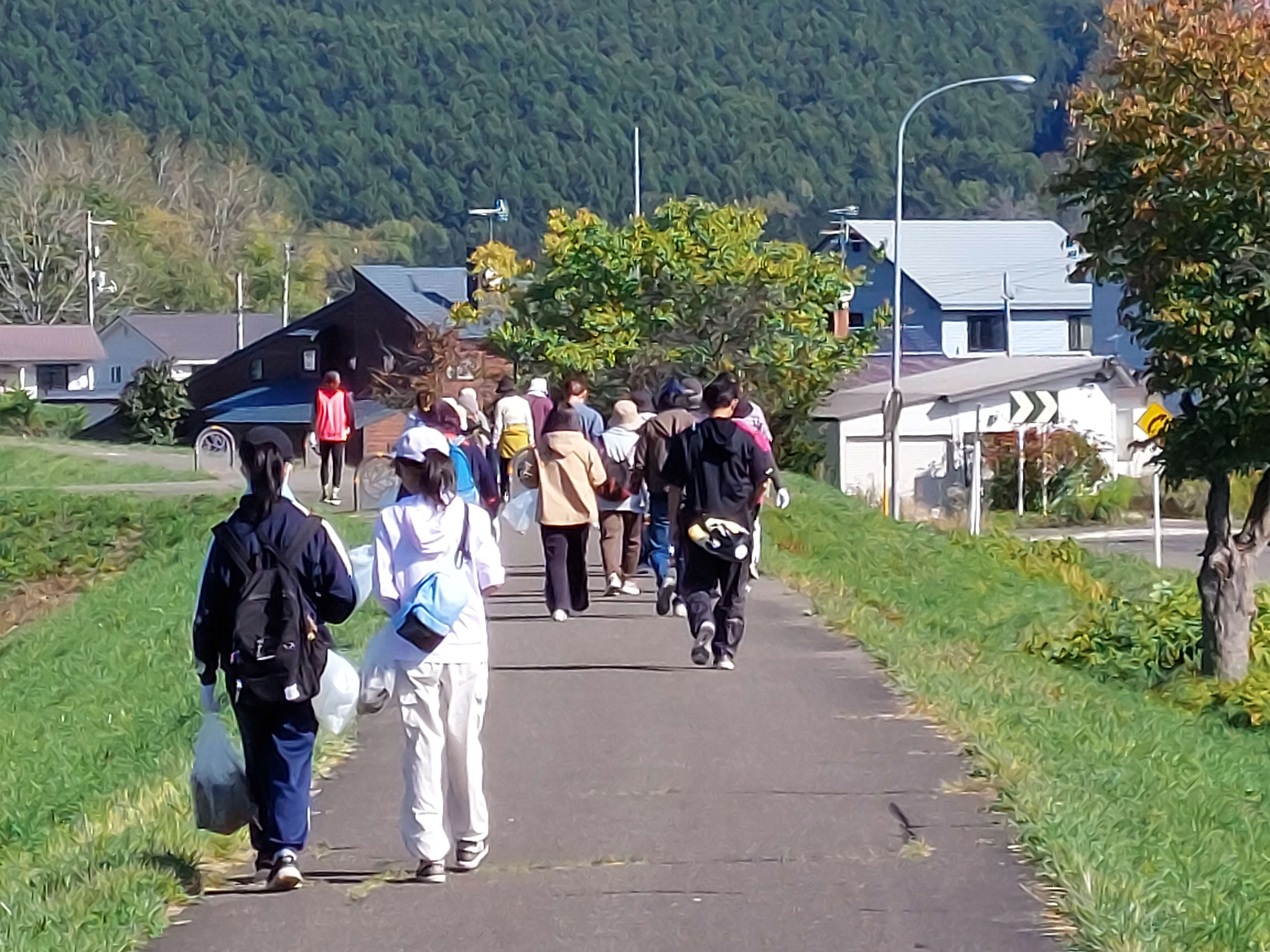 町民ハイキング風景