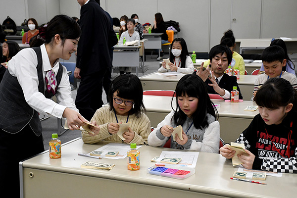 お金の使い方を学ぶ 小学生向け金融教育講座 えんしんマネー教室 北海道オホーツクのまち 遠軽町ホームページ