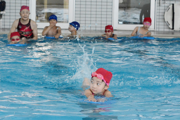 水中で泳ぐ楽しさを 冬休み子ども水泳教室 北海道オホーツクのまち 遠軽町ホームページ