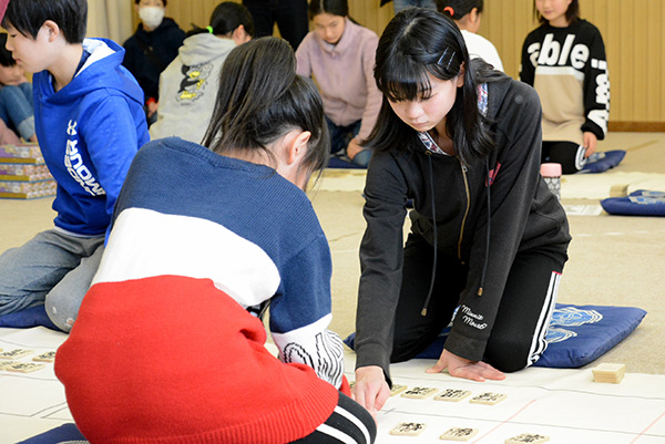 真剣な表情で札を見つめて えんがる町民百人一首大会 北海道オホーツクのまち 遠軽町ホームページ