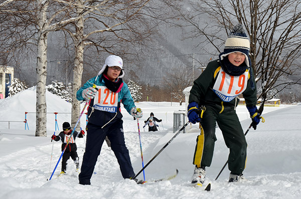 好タイムを目指しスキーを滑らせる児童たち