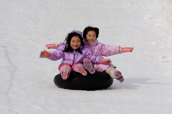 ジャンボ滑り台を楽しむ子どもたち