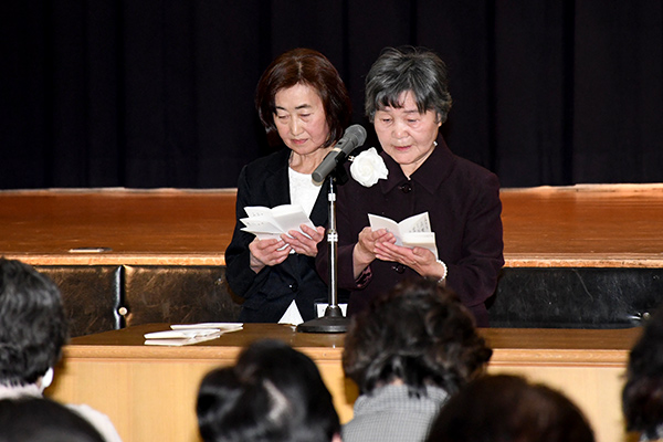 卒業生代表のあいさつをする畑佐澄子さん（写真左）と藤田文子さん（写真右）