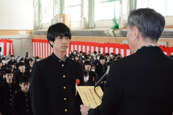 山崎誠校長から卒業証書を受け取る卒業生代表の海谷風雅さん