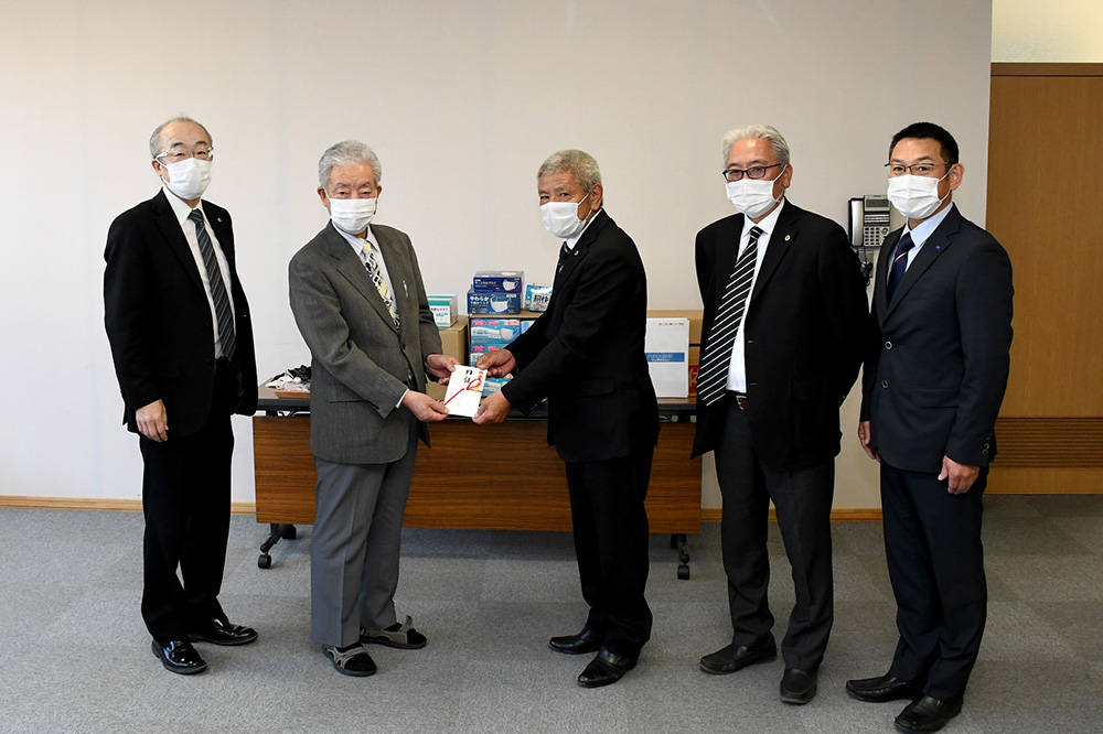 地域社会経済回復のために 遠軽経営経済同友会が社会福祉協議会にマスク等寄贈 北海道オホーツクのまち 遠軽町ホームページ