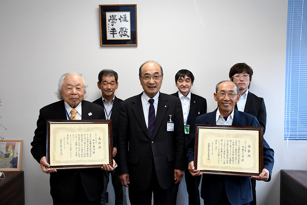 遠軽町教育委員会スポーツ賞を受賞した、本吉春雄さん（前列左）と加藤竹次郎さん（前列右）