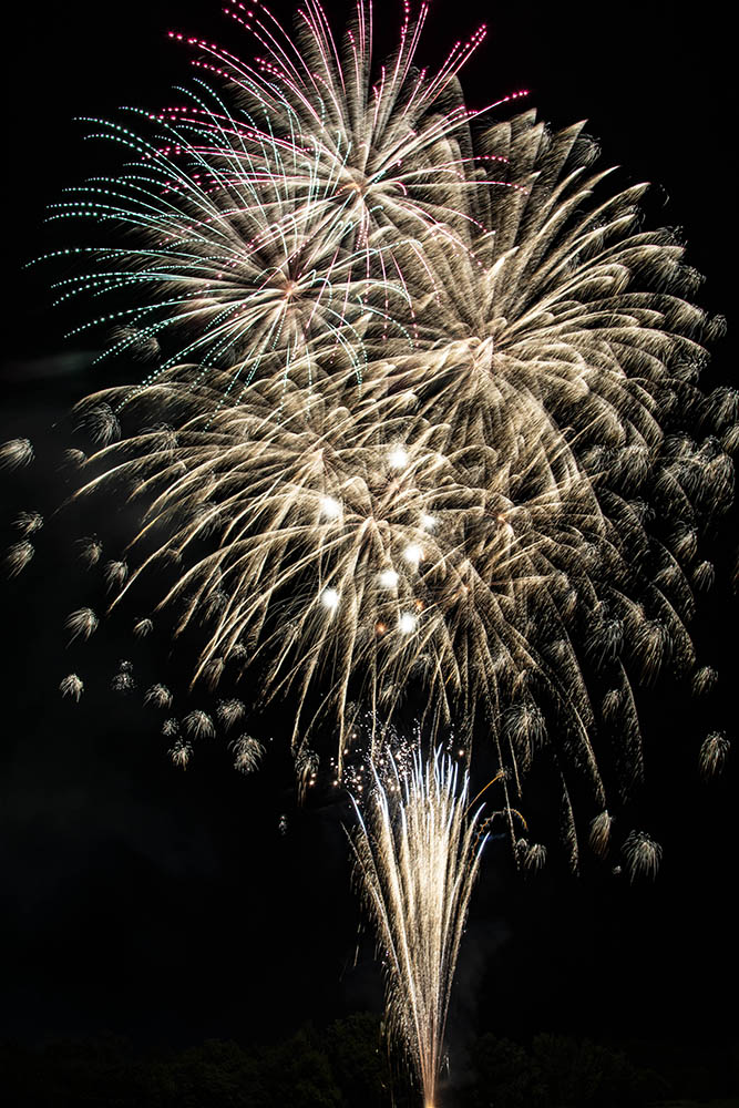 夜空に大輪の花を咲かせる 第２５回記念コスモス開花宣言花火大会 北海道オホーツクのまち 遠軽町ホームページ