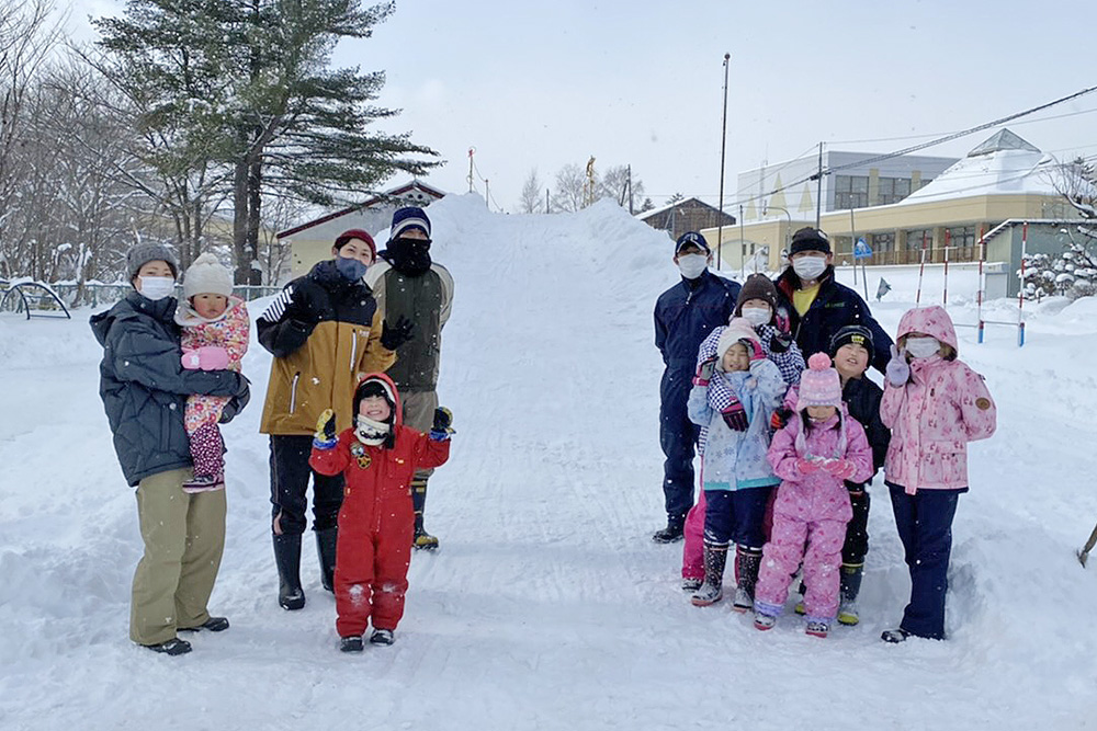 コロナに負けず冬を楽しんで 白滝保育所雪山すべり台造り 北海道オホーツクのまち 遠軽町ホームページ