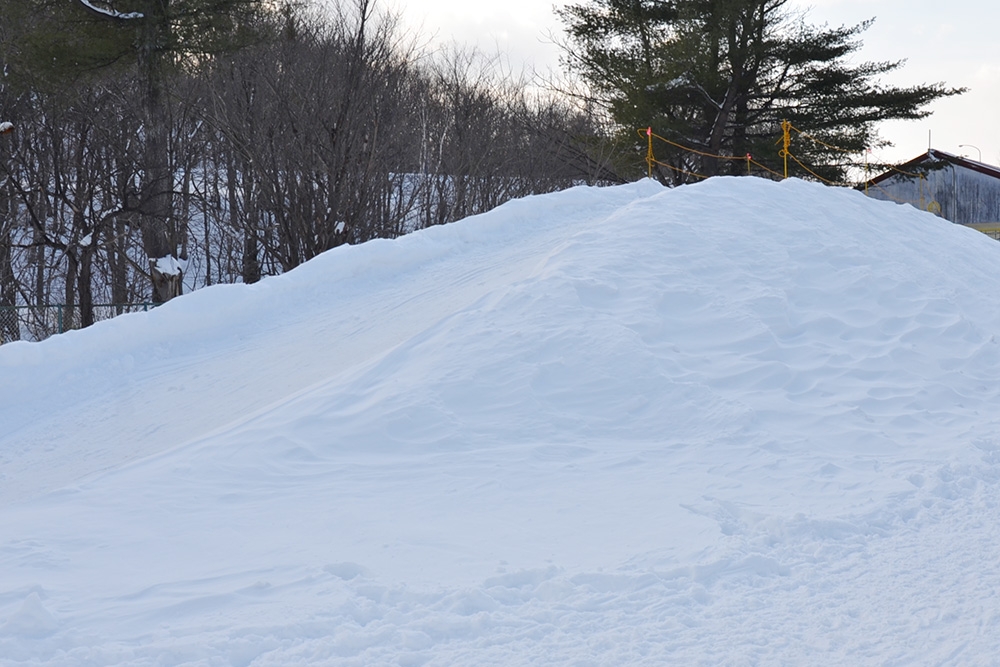 コロナに負けず冬を楽しんで 白滝保育所雪山すべり台造り 北海道オホーツクのまち 遠軽町ホームページ