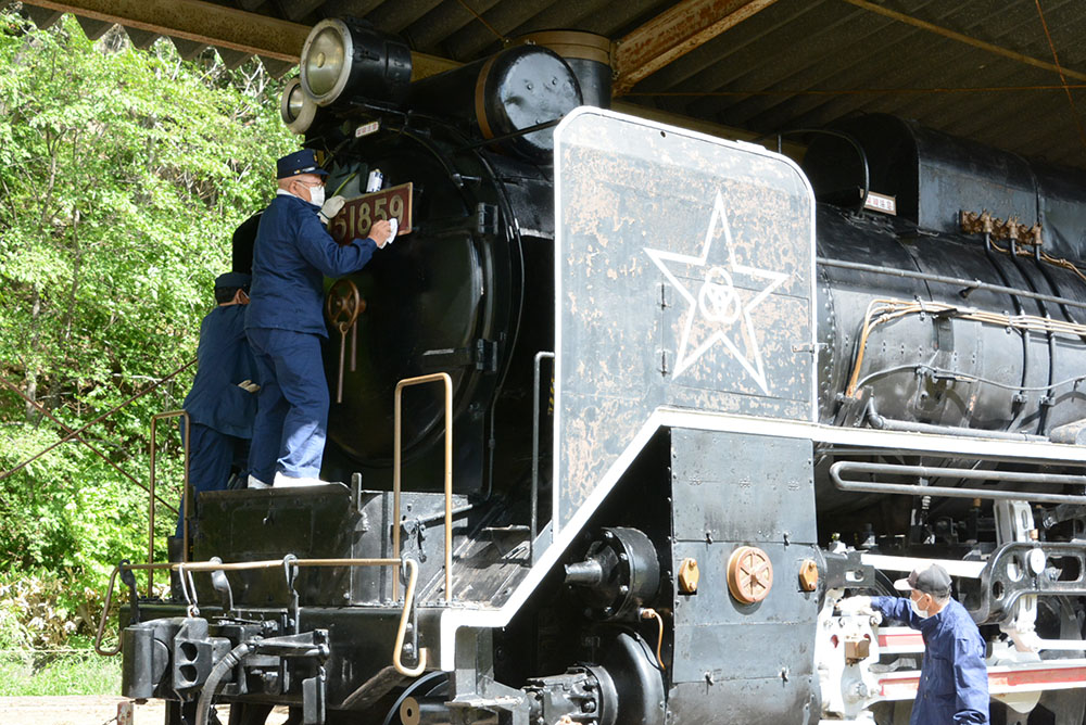 昔のことを思い出しながら清掃を 国鉄 ｊｒのｏｂ会が蒸気機関車を清掃 北海道オホーツクのまち 遠軽町ホームページ