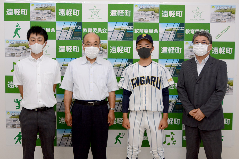 写真左から、遠藤明史監督、河原英男教育長、岡村逸斗君、竹内克憲校長