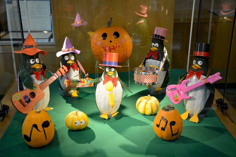 かぼちゃを使用して作製されたペンギンのバンド