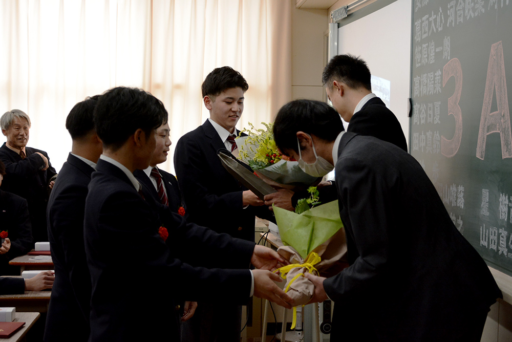 卒業生から先生方へ花束をプレゼント