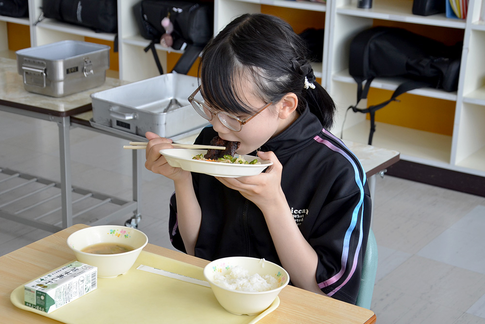 給食を食べる生田原中学校の生徒