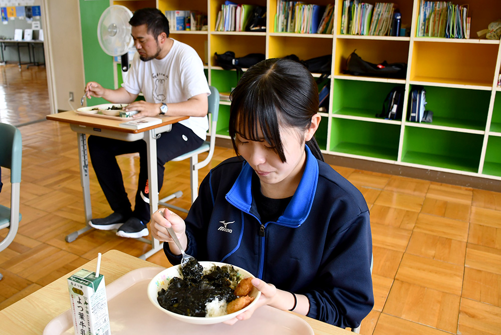 給食を食べる丸瀬布中学校の生徒