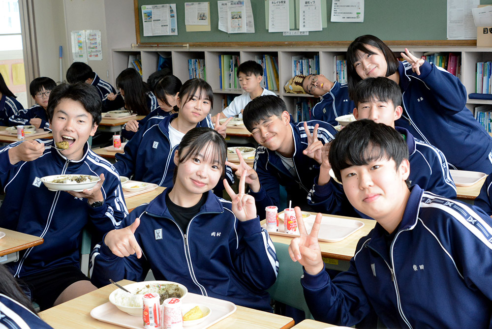 黒曜石カレーを食べた遠軽中学校の生徒たち