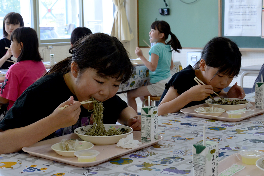 仲良く給食を食べる白滝小学校の児童たち