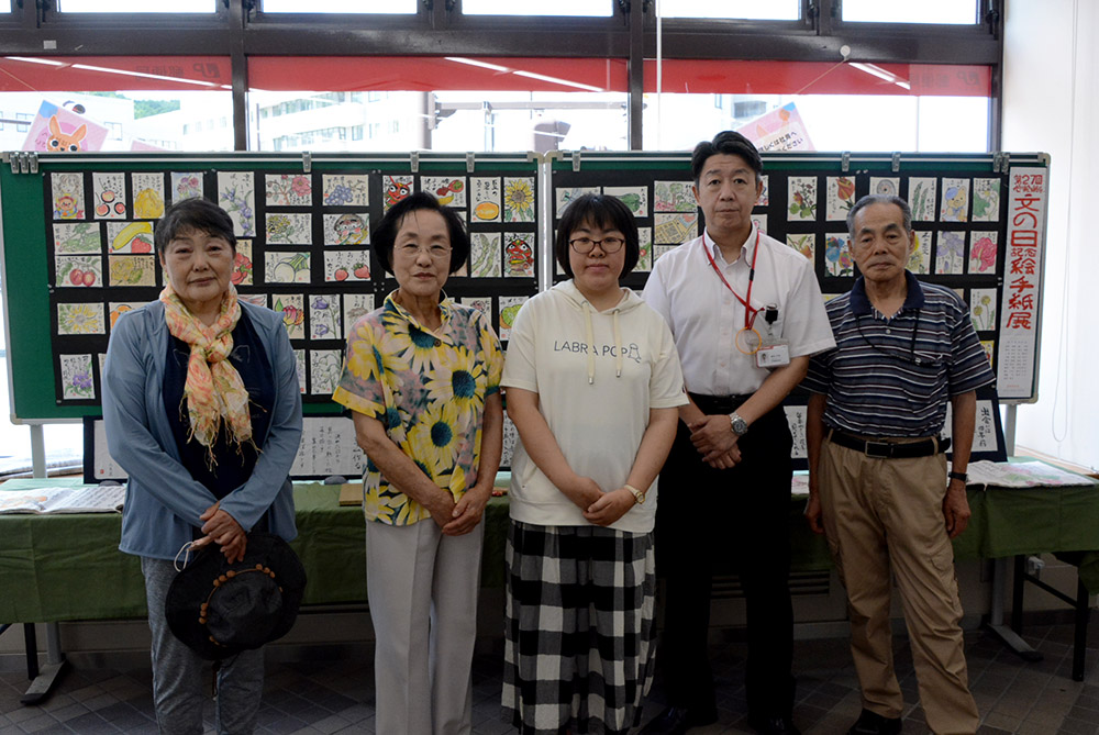 富田正和局長（右から２番目）と絵手紙同好会の皆さん