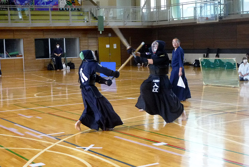 一本を取り合う剣士たち