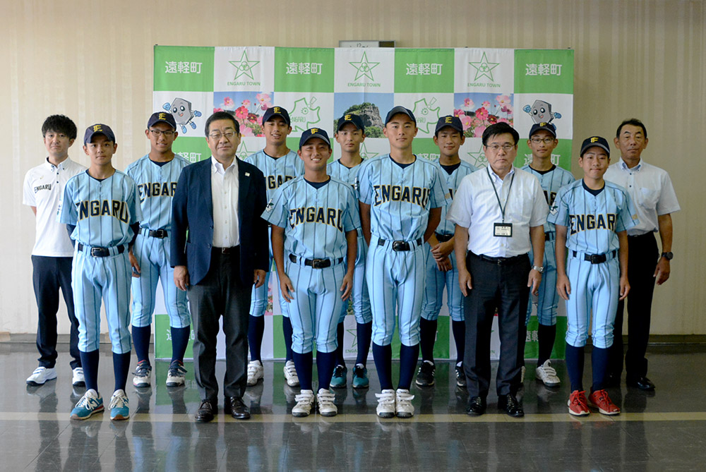 佐々木修一遠軽町長と佐藤祐治教育長、遠軽中学校野球部の皆さん