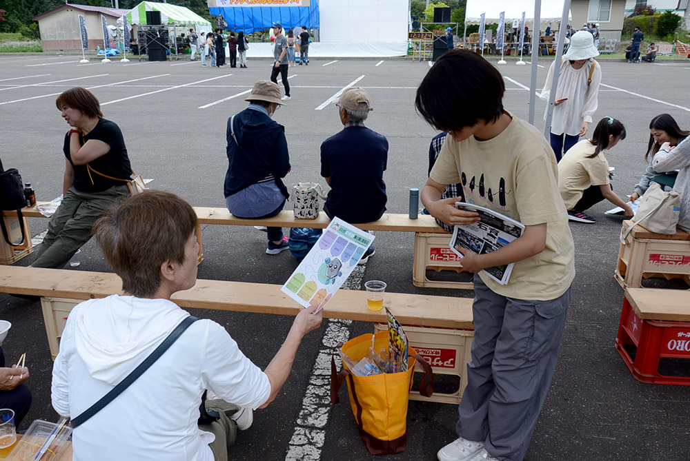 白滝小学校児童が黒曜石をＰＲ