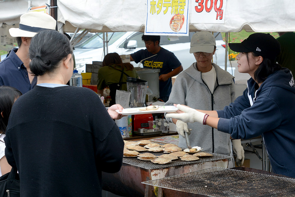 ホタテの浜焼きを買うお客さん