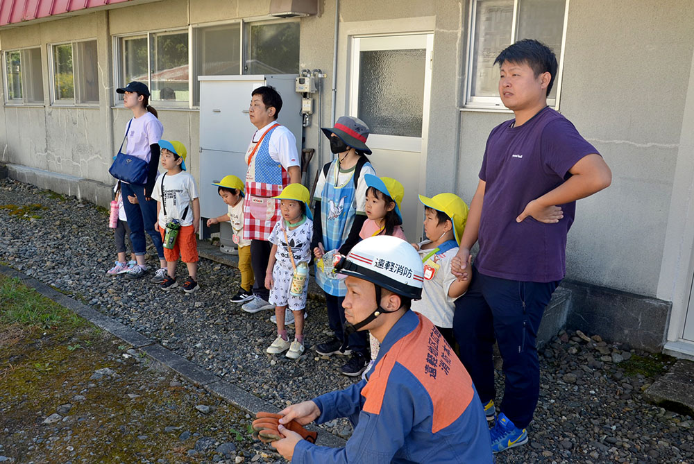 訓練を見学する子どもたち