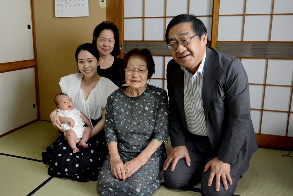 丹治フミ子さんの親族の皆さんと佐々木修一遠軽町長