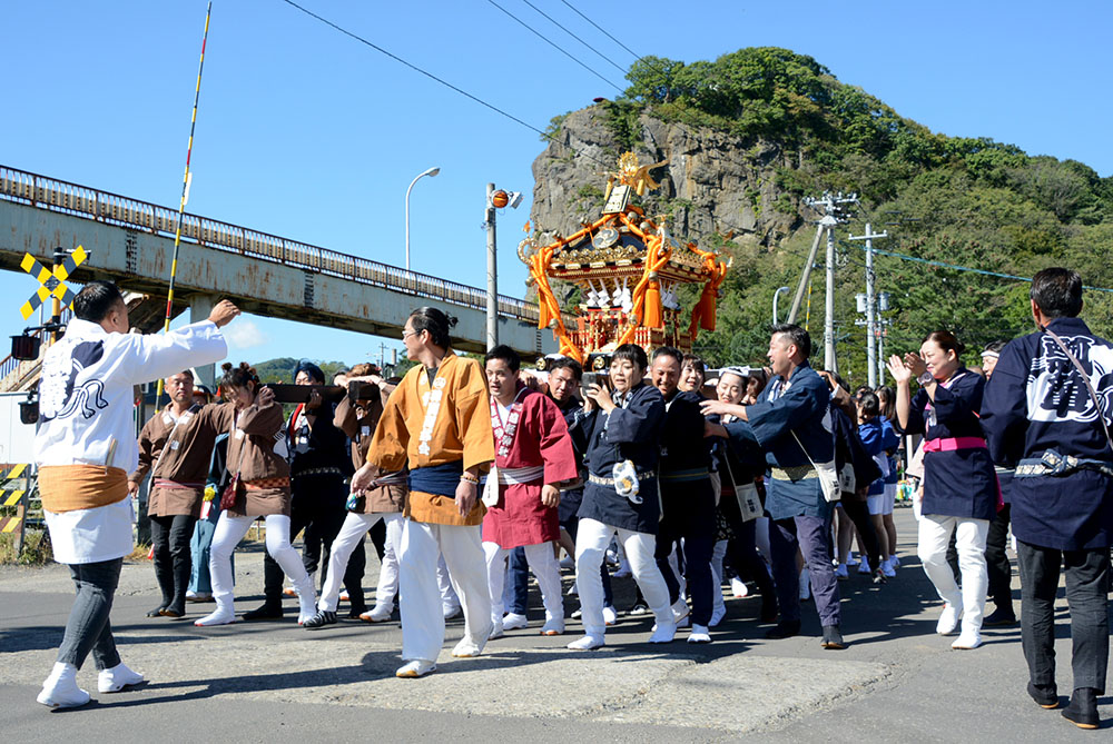 威勢の良い掛け声で遠軽神社を出てきた参加者たち