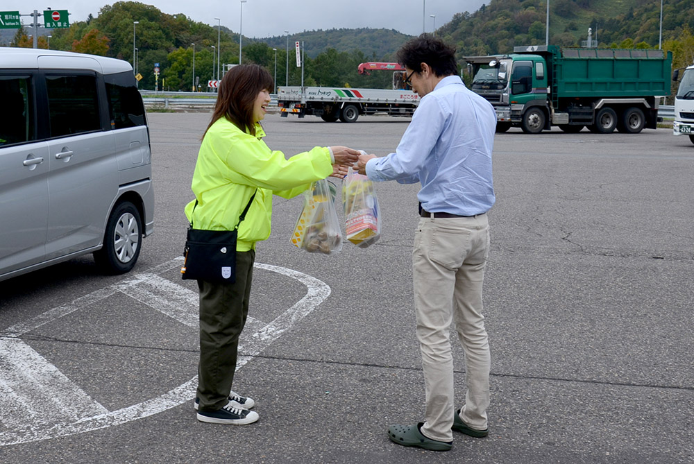 交通安全啓発グッズを手渡している様子