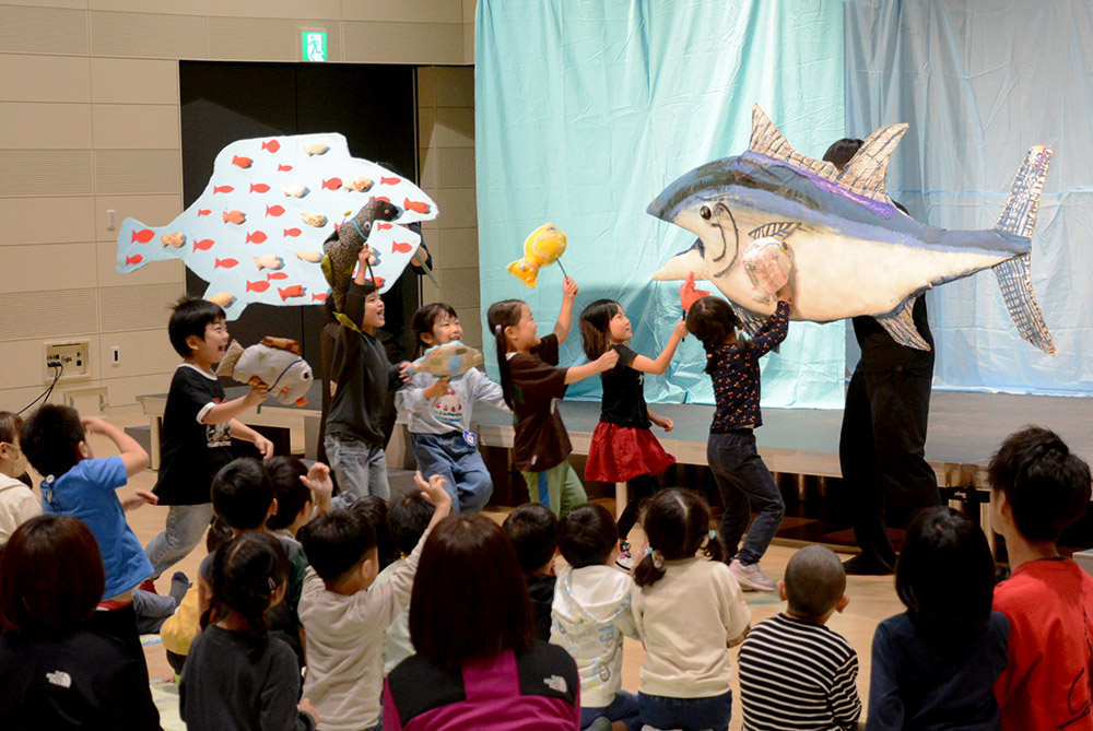 マグロと戦うスイミーたち