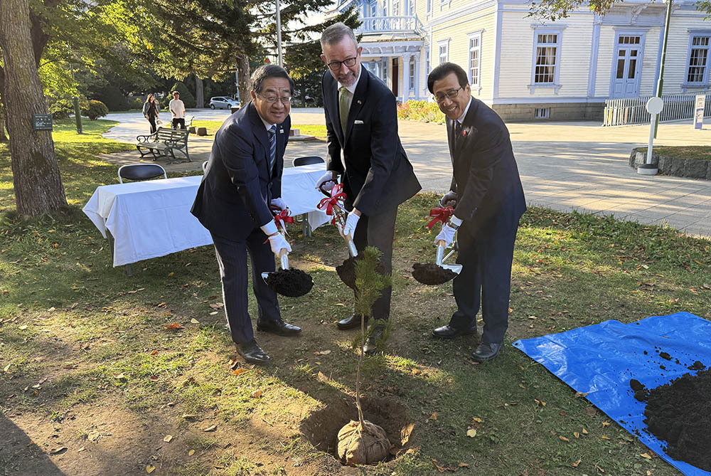 ３者による記念植樹