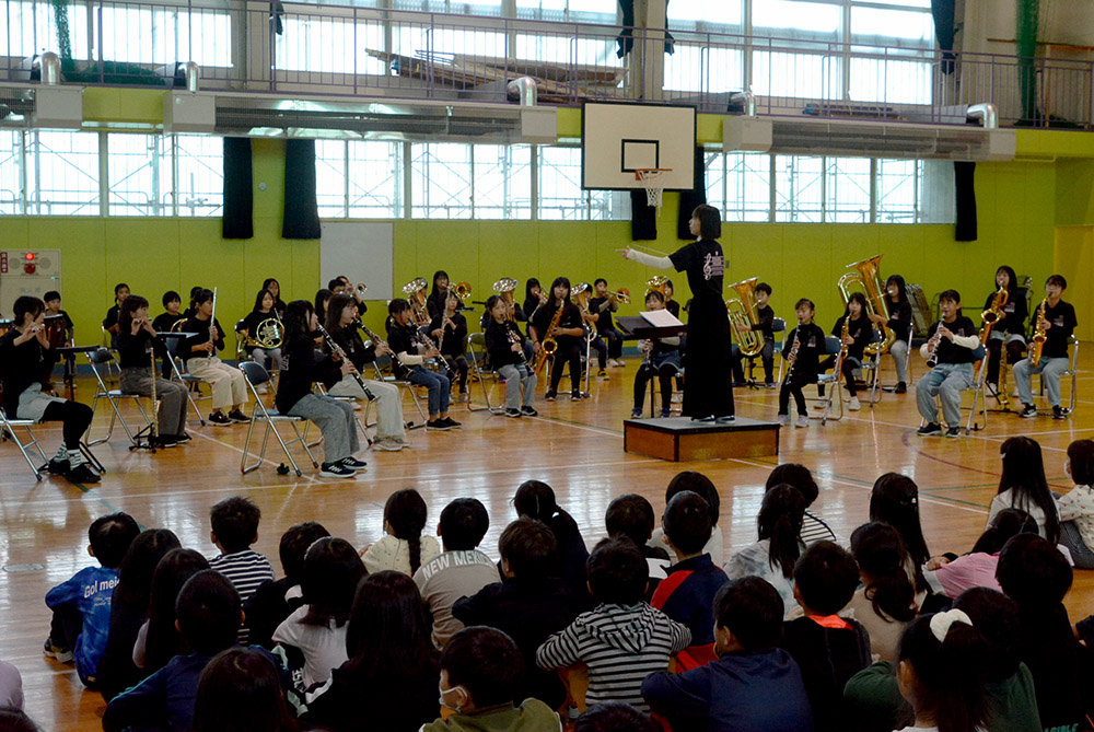 全校生徒の前で演奏