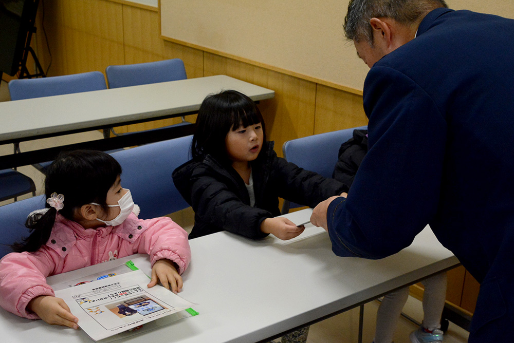 園児たちへ「特殊詐欺被害防止注意喚起シート」の贈呈