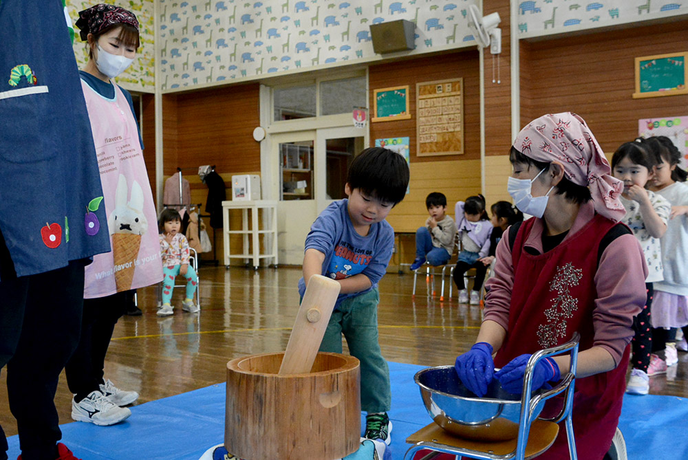 みんなで楽しく餅つきをする子どもたち