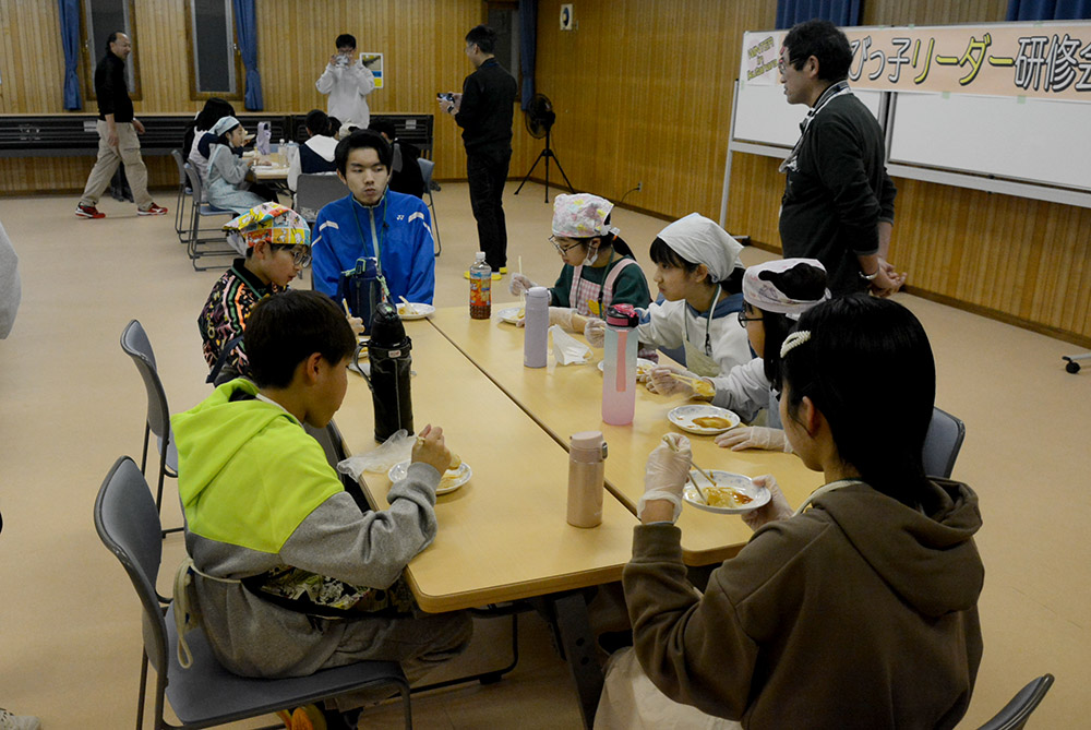 つきたてのお餅を食べる参加者