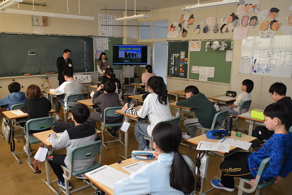 税金について学ぶ児童たち