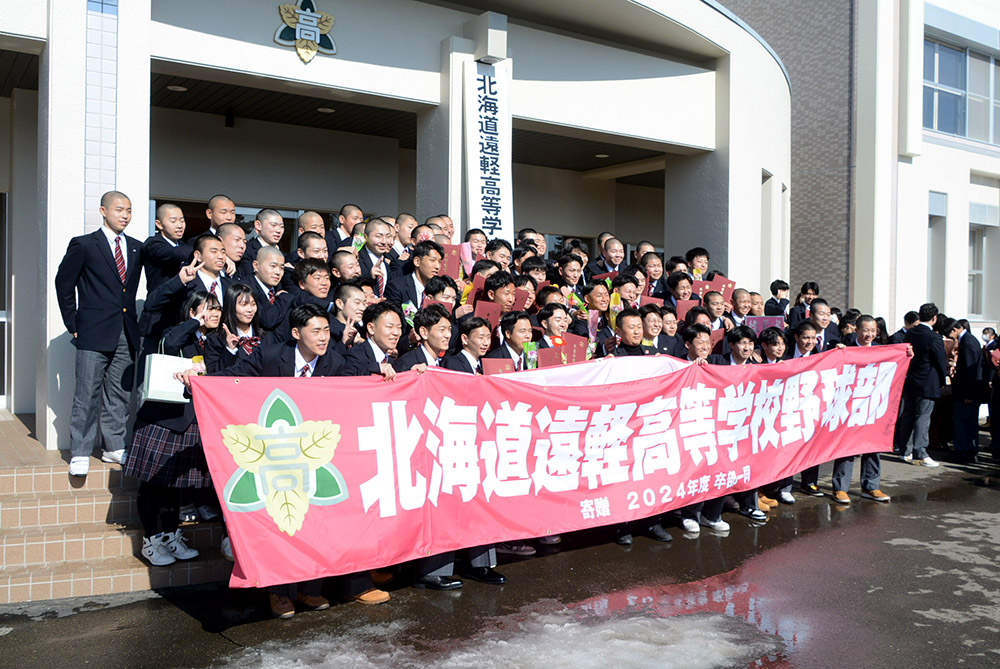 外で記念写真を撮る野球部