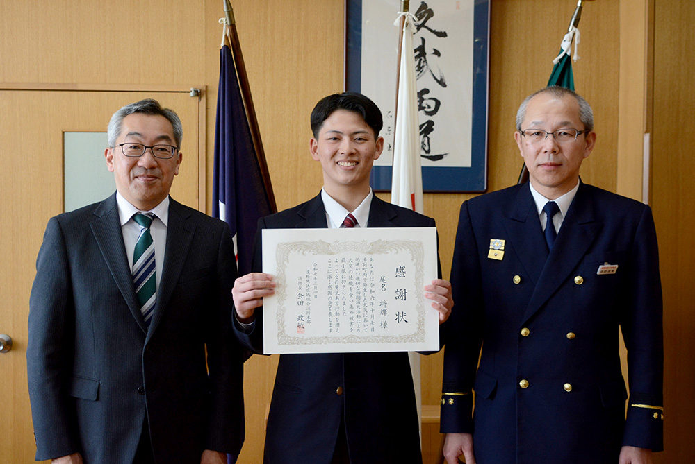 写真左から尾形友秀校長、尾名将輝さん、会田政敏消防長