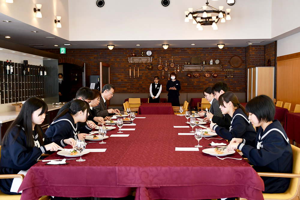 緊張しながらも料理を楽しむ生徒