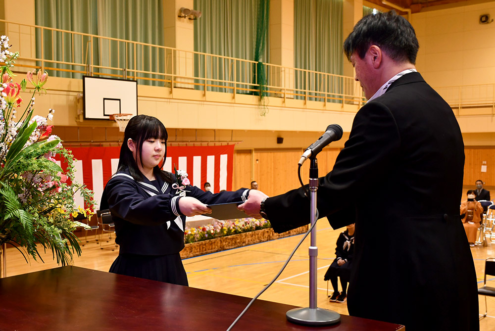 卒業証書を受け取る卒業生